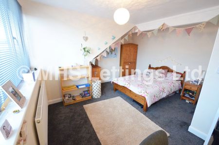 3 Bedroom Mid Terraced House for rent in Graham Grove - Photo 2