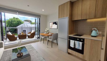 Modern, sunny 1 bedroom upper level apartment - Photo 4