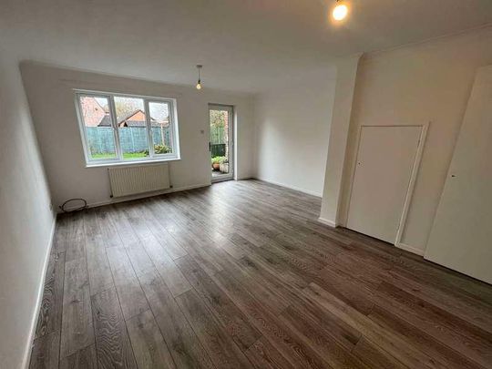 Falcon Fields, Tadley, RG26 - Photo 1