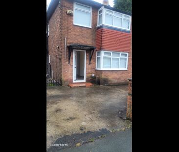 3 Bed Semi-Detached House, Manchester, M40 - Photo 6