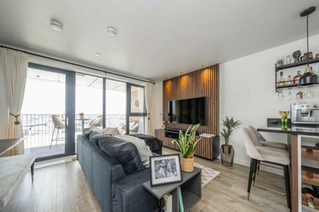 Lakeside Drive, Acton, NW10 - Photo 2