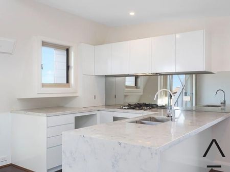 Executive Top-Floor Apartment with Ocean/District Views - Photo 3