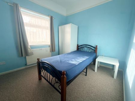 High Street, Bath, Twerton - Photo 5