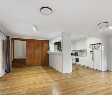 Five Bedroom Home in Sought-After Mount Lofty Location - Photo 2
