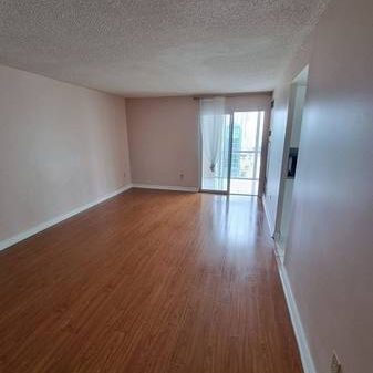 Burnhamthorpe & Confederation Beautiful 2Bdrm +Den 2Parking Lrg Stora - Photo 1