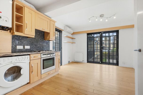 A bright and well‑arranged duplex apartment with private balconies on St Pauls Cresent, NW1. - Photo 1