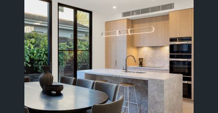 Unparalleled Executive Luxury in a Prestigious Bayside Locale - Photo 4