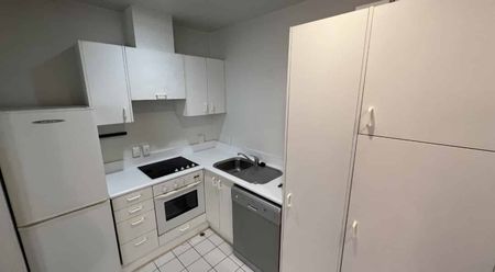 LOCATION LOCATION LOCATION: neat and tidy 2x bedroom apartment - Photo 4