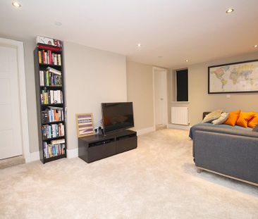 2 bedroom mews to rent - Photo 1