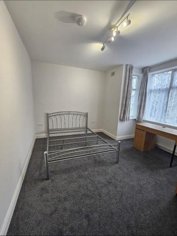 3 bedroom flat to rent - Photo 2