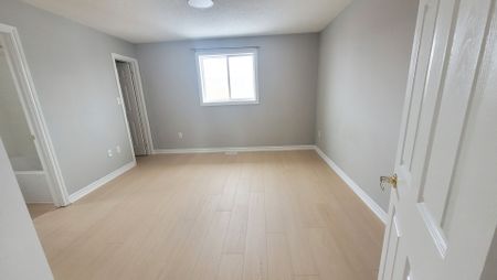 For Lease - 82 Shalom Way, Barrie, Ontario - Photo 3