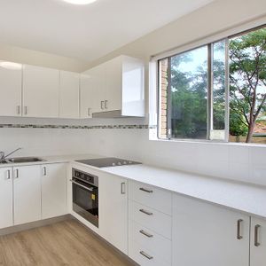 ideally located apartment with lock up garage! - Photo 2