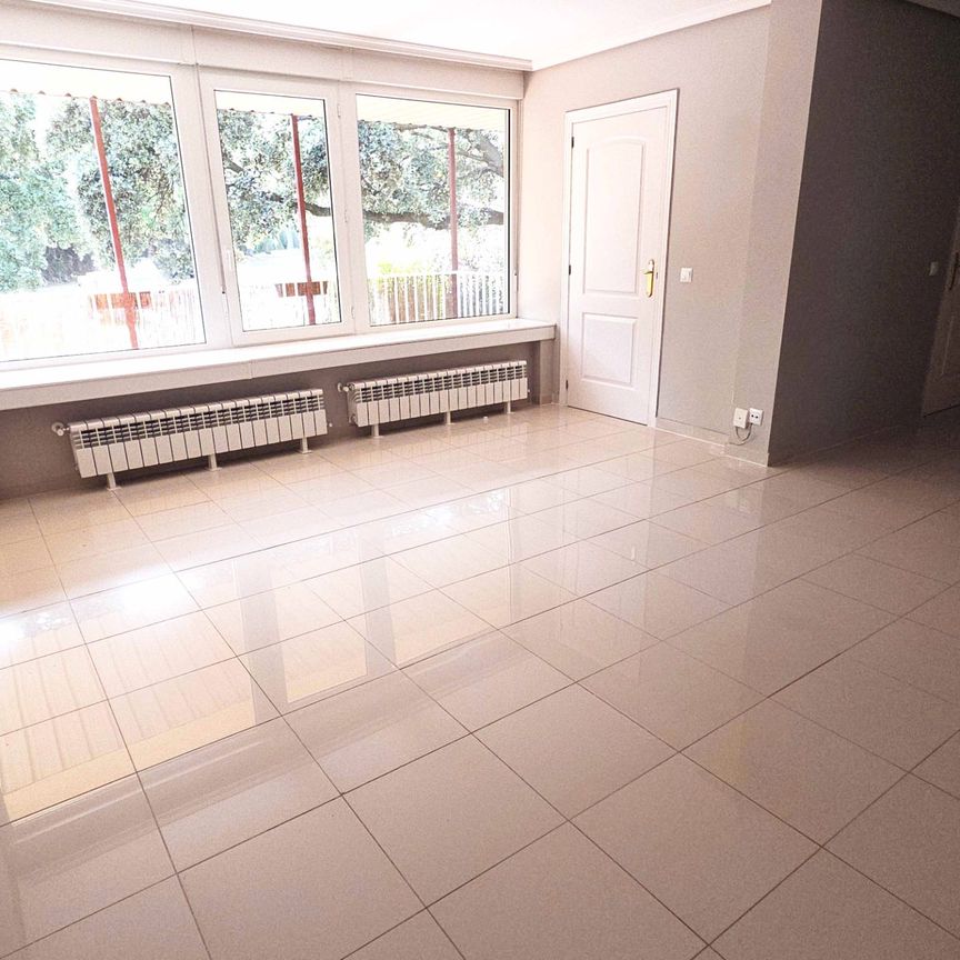 Casa adosada de alquiler en Paseo de Los Parques, 38, Encinar de los Reyes - Photo 1