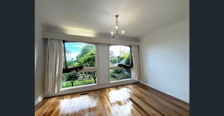 Spacious Family Home in a Prime Doncaster Location!!! - Photo 4