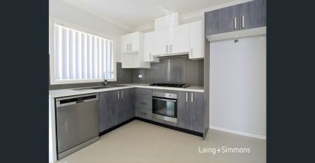 Modern three-bedroom townhouse with quality finishes - Photo 3