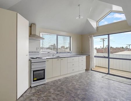 Beautifully appointed apartment - Photo 2