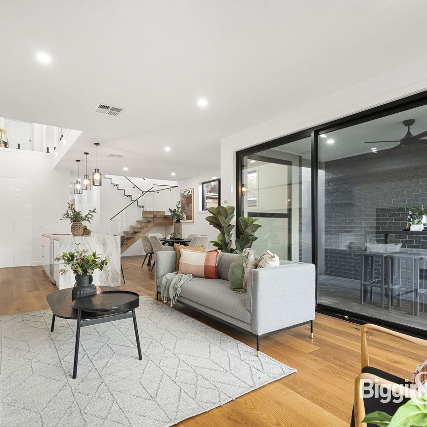 High-End Luxury - Townhouse in Family Orientated Location! - Photo 1