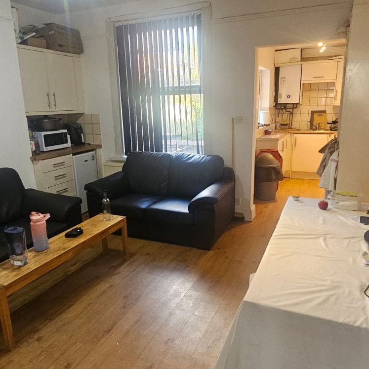 5 Bed - 135 Ash Road, Headingley, Leeds - LS6 3HD - Student - Photo 1