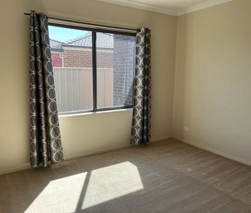 38 Cimmaron Way, KIALLA VIC 3631 - Photo 5