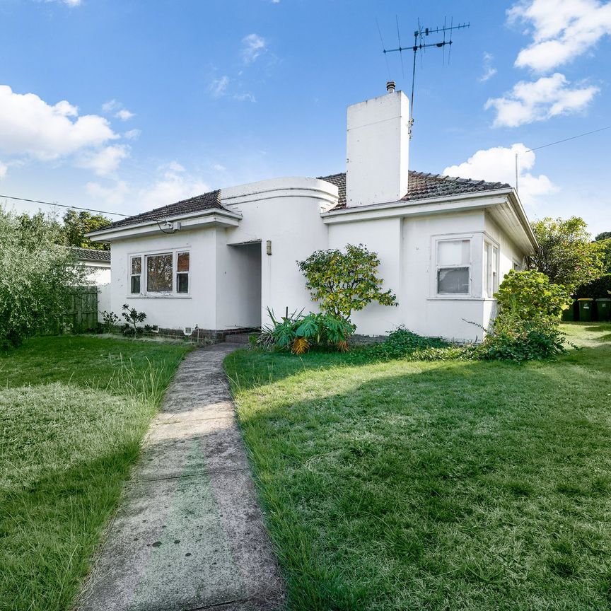 UPDATED CLASSIC BEAUTY IN PRIME LOCATION - Photo 1