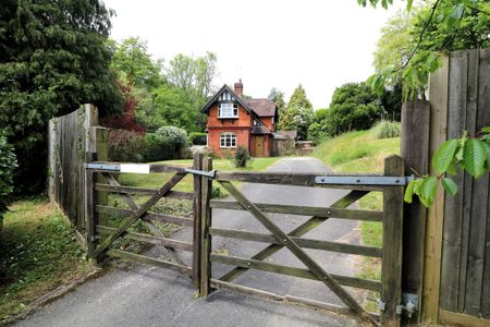 Moorhurst Lane Holmwood, Dorking - 2 bedrooms Property for lettings - Seymours - Photo 4