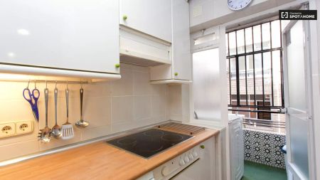 Room in a shared 5-bedroom apartment for rent in Estrella, all bills included - Photo 5