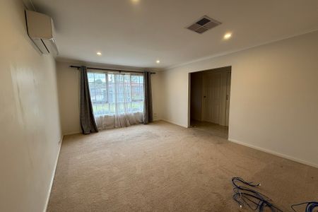 15 Marshall Court, Hampton Park VIC - Photo 2
