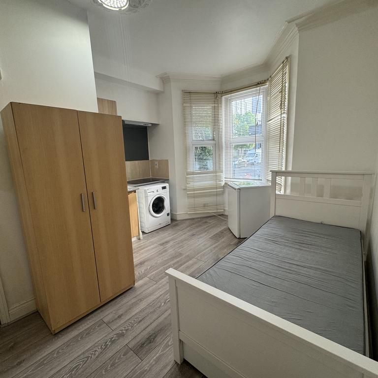 Studio to rent - Photo 1