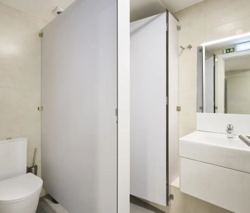 Room in a shared 4-bedroom apartment for rent in Lisbon, couples no... - Foto 1