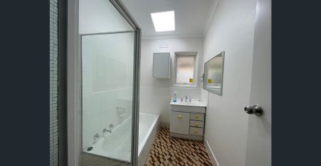 Large Family Home ! - Photo 3