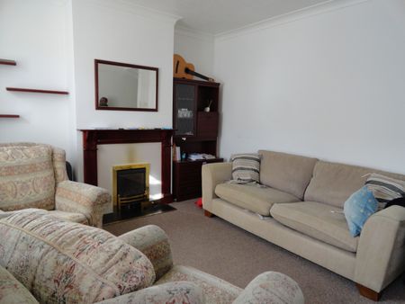 Three bedroom house close to ilford station - 2500 pcm - Photo 2