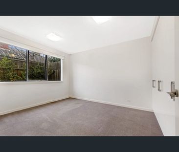 SPACIOUS THREE BEDROOM, GROUND FLOOR APARTMENT! - Photo 3