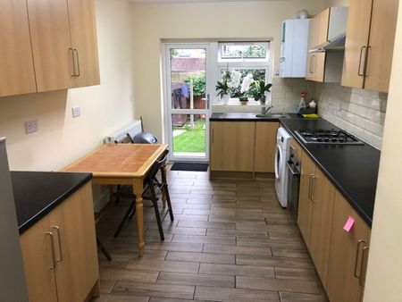 Room in a Shared House, Kinfauns Road, IG3 - Photo 4