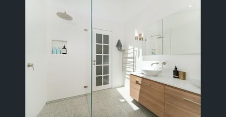 Spacious & Tranquil family home with Pittwater views - Photo 3