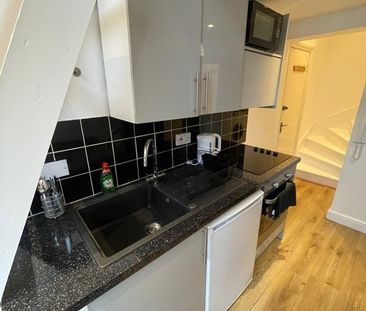 Studio Flat, Penywern Road, SW5 - Photo 3