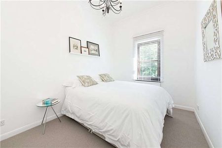 Bright and contemporary one bedroom apartment at the foot of Richmond Hill near the river Thames - Photo 3
