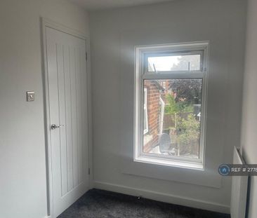 2 bedroom end of terrace house to rent - Photo 2