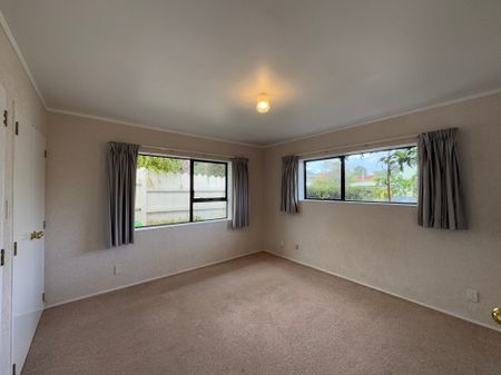 3-BEDROOM IN MACLEANS COLLEGE ZONE - Photo 4