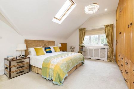 A beautifully presented 5 bedroom detached family home with luxury cinema room - Photo 3