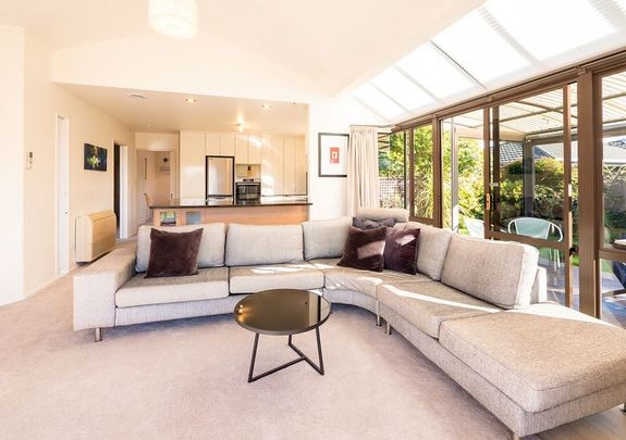 Sunny, modern 2BR Home in Mapua! - Photo 1