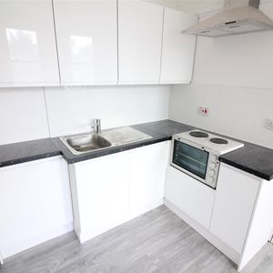 Madeley Road, London - Photo 2