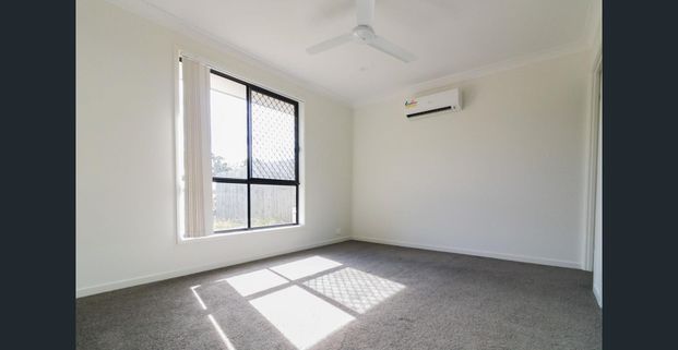 Lovely 3 Bedroom Home With 2 Air Conditoners and Security Screens Throughout - Photo 1