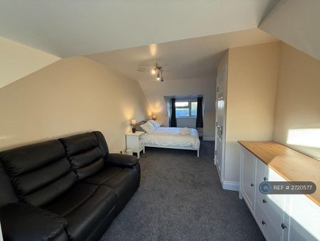 1 bedroom in a house share to rent - Photo 5