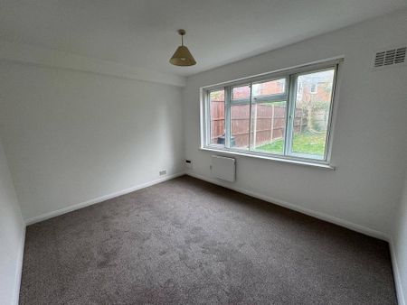 5 bedroom semi-detached house to rent - Photo 4