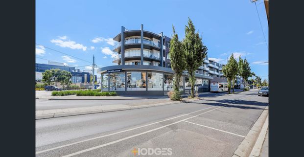 Modern 1 Bedroom Apartment with Large Balcony - Photo 1