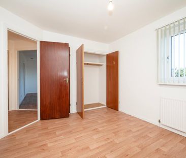 Bright two bedroom, unfurnished, first floor apartment with one all... - Photo 5