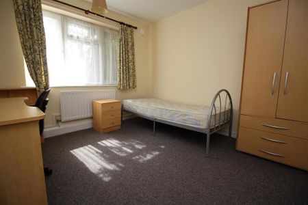 3 bedroom flat to rent - Photo 4