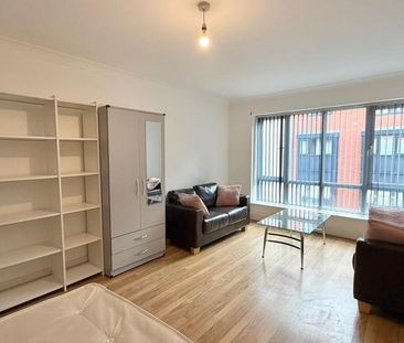 1 bedroom in a flat share to rent - Photo 2
