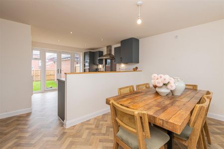 4 bed House - Detached To Let - Photo 4