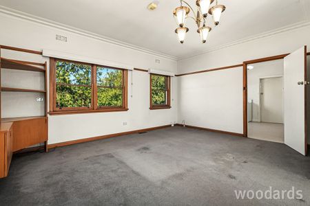 IDEAL HOME JUST MOMENTS FROM CHADSTONE SHOPPING - Photo 5